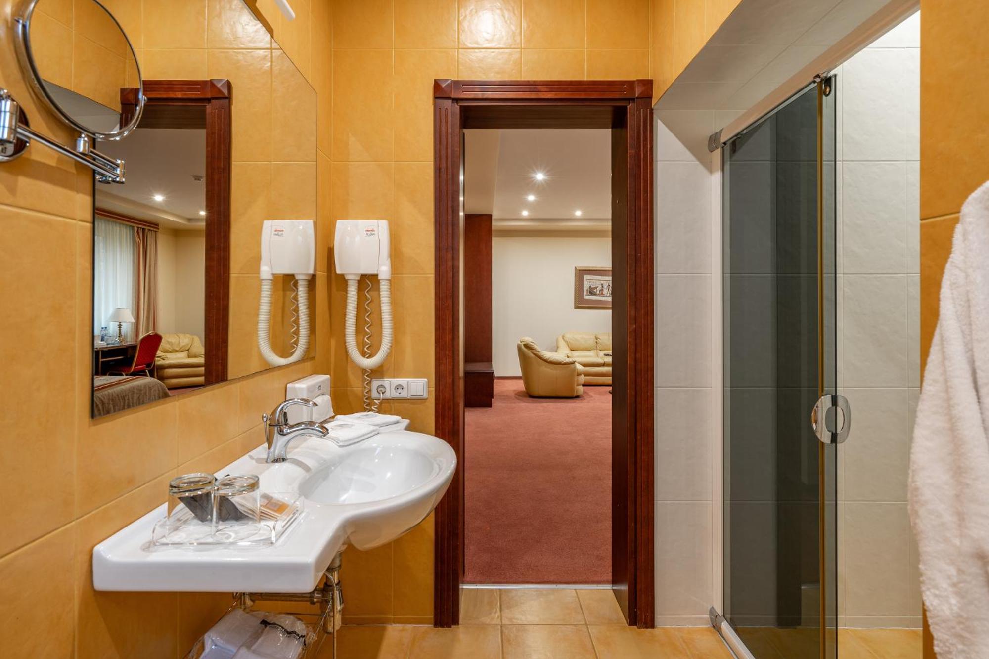 Hotel Sfinksas カウナス エクステリア 写真